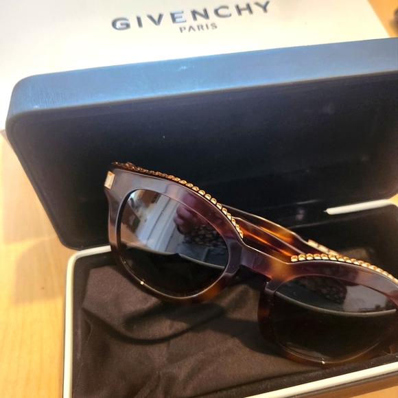 Givenchy Sunglasses - Picture 4 of 5